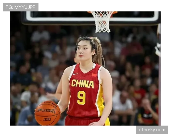 李梦打完球拎着小巧名牌盒子走出通道,队友还在擦汗,这画面太不搭 李梦打完球拎着小巧名牌盒子走出通道,队友还在擦汗,这画面太不搭